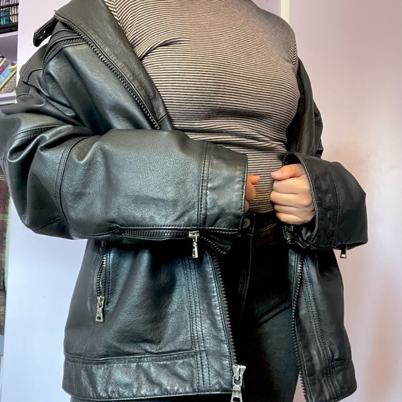 **SOLD** Black Oversized Leather Jacket - Picture 5 of 8